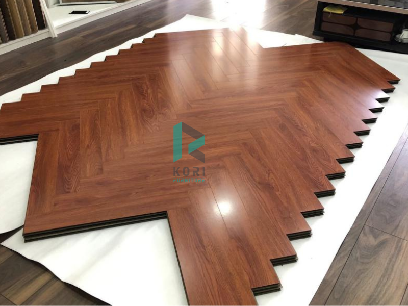 Sàn Gỗ Xương Cá Komas KM86 2 ván sàn gỗ xương cá komas km86, thi công sàn gỗ xương cá km86,